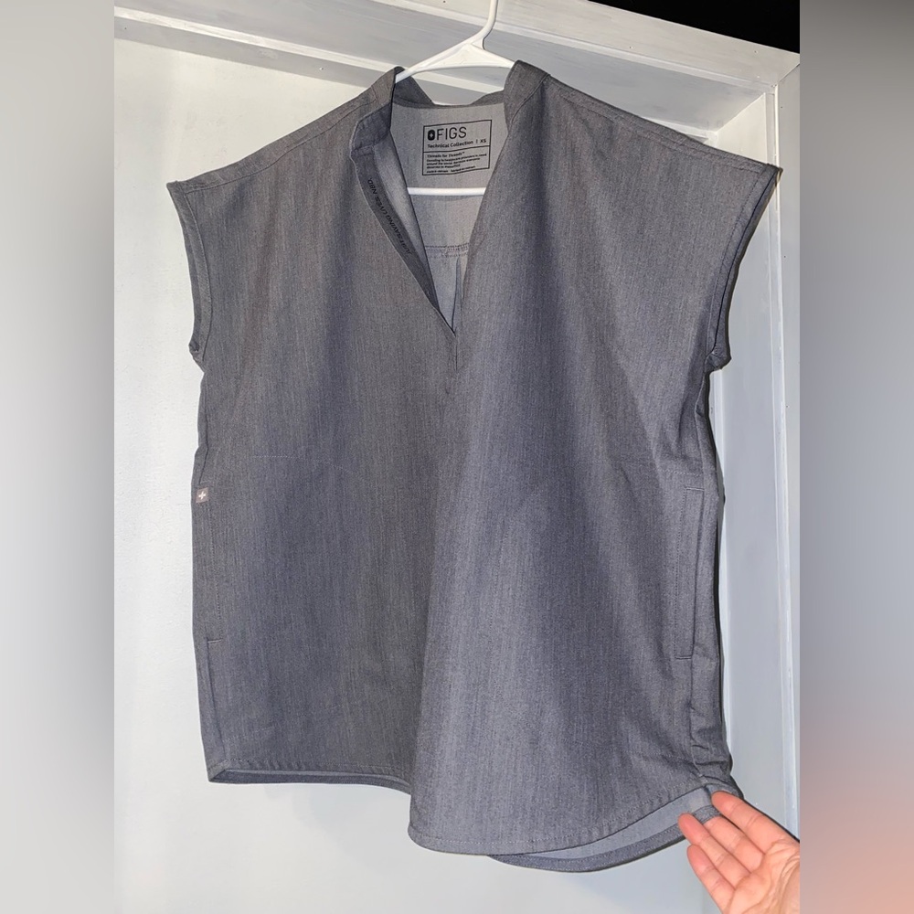 Figs oversized raffla scrub top